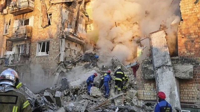 হামলায় নিরীহদের মৃত্যুও, শান্তি আলোচনা চলছেই — দিন ১,৩৭৬